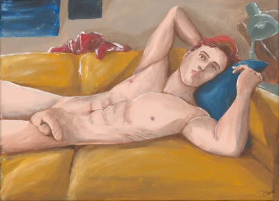 Chico tumbado en sofá